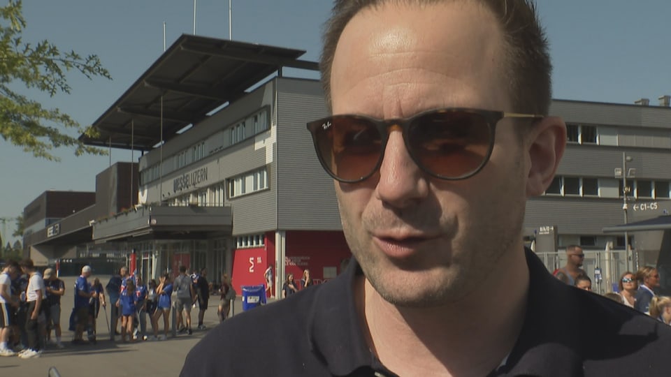 Mann mit Sonnenbrille beim FCL-Stadion