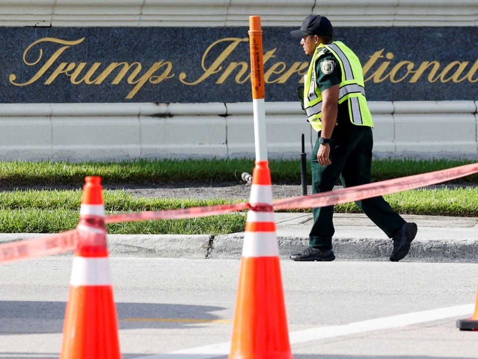 Sicherheitsbeamter bei Trump International Golf mit Verkehrskegeln.