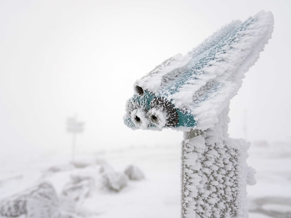 Vereister Fernglasturm im Schneesturm.