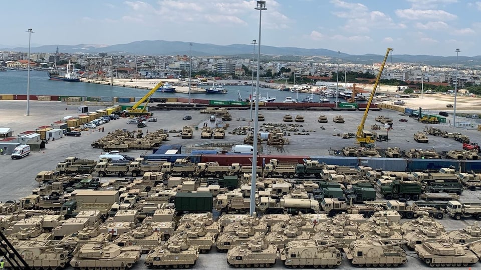 Blick auf den Hafen, im Vordergang beige-farbene Panzer.