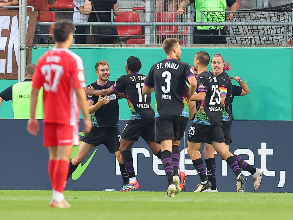 Fussballspieler von St. Pauli feiern ein Tor während eines Spiels.