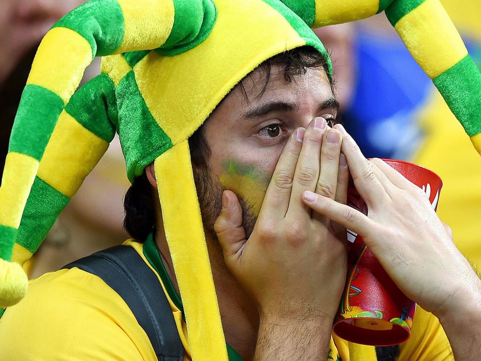 Brasilien-Fan mit Händen vor den Augen.