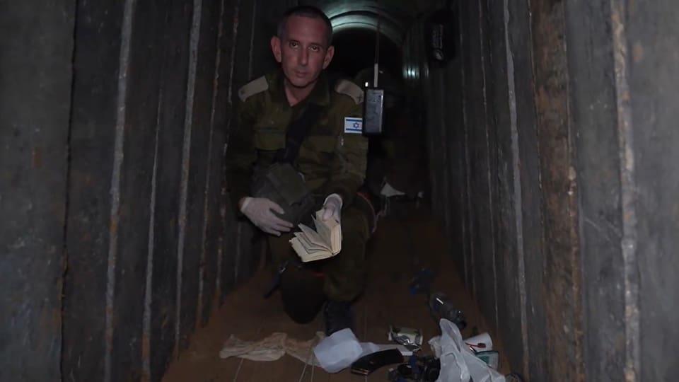 Soldat durchsucht Tunnel mit Taschenlampe und Werkzeug.