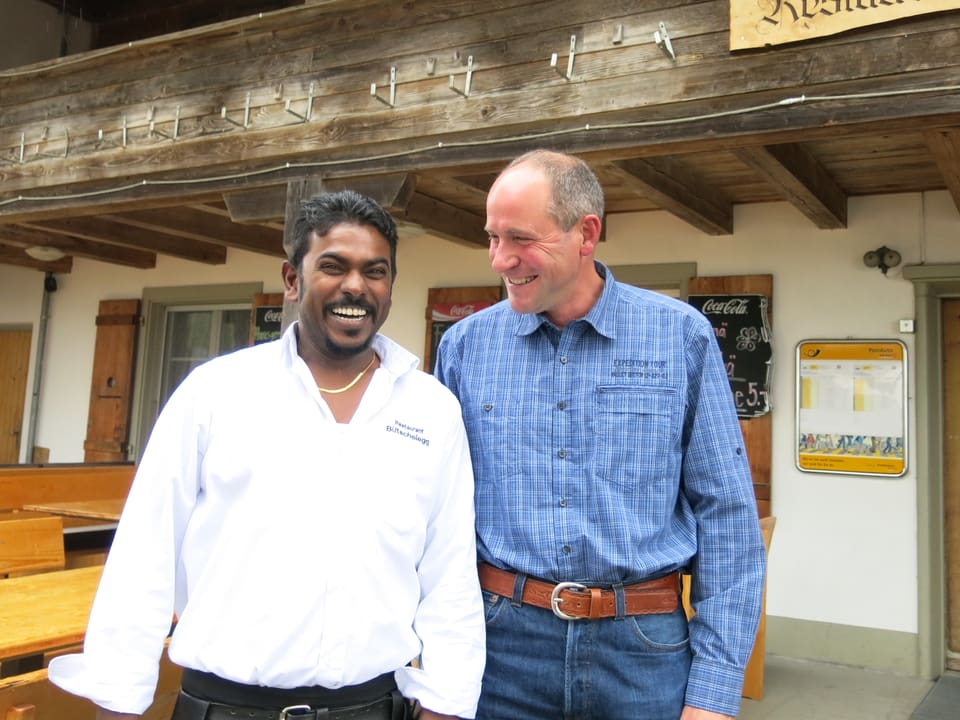 Kanet mit Albrecht Dreier vor dem Restaurant.