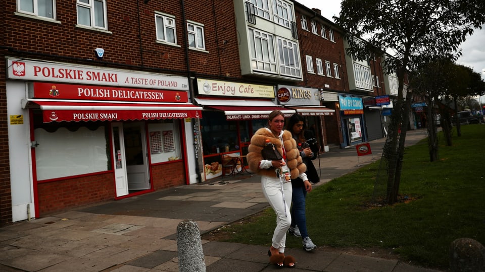 Frauen vor einem polnischen Shop in London