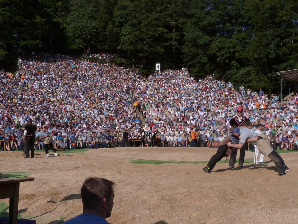 Zwei Schwinger beim Kampf vor voll besetzten Zuschauerrängen.