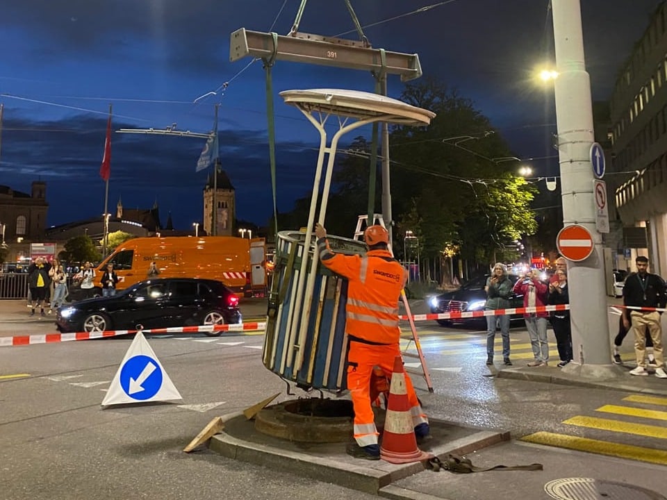 Verkehrskanzel wird mit einem Kran angehoben