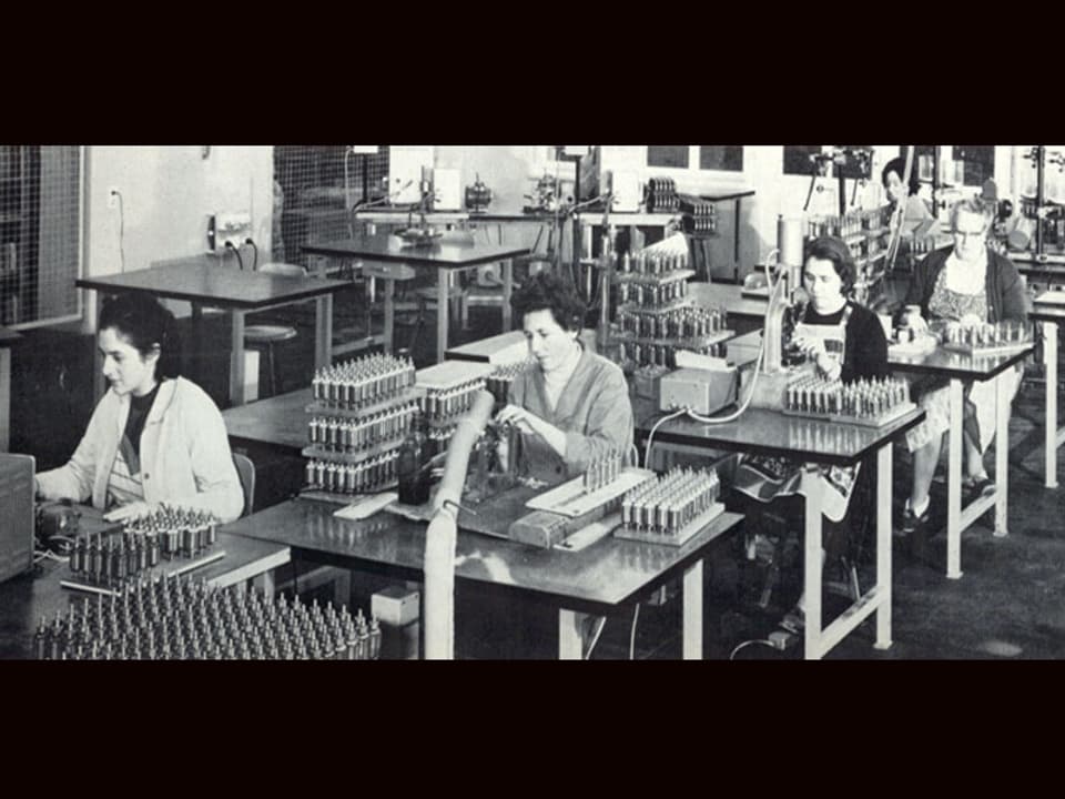 Schwarzweiss-Foto Fabrikarbeiterinnen.