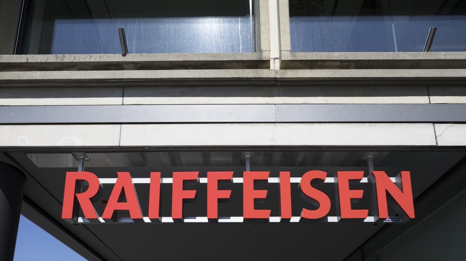 Blick auf Raiffeisen-Logo an einer Häuserfassade hängend