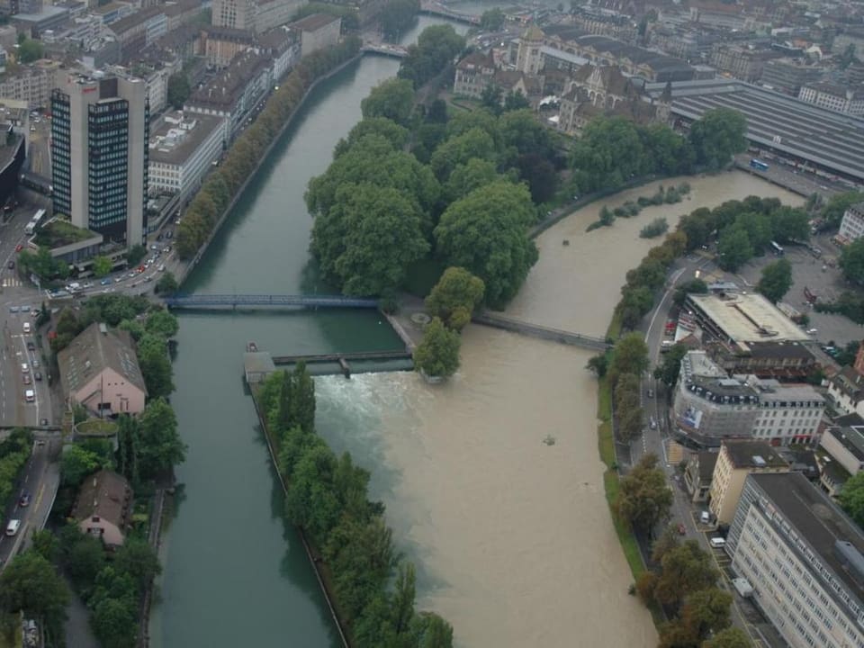 Luftaufnahme von Flussverlauf und Gebäuden in einer Stadt.