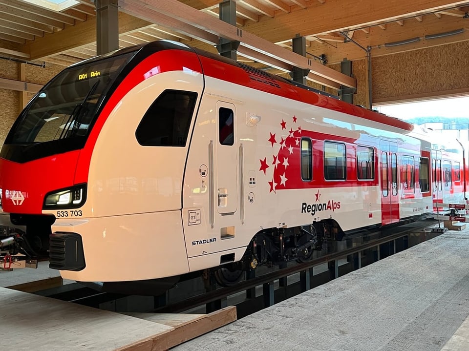 Roter und weisser RegionAlps-Zug im Depot.