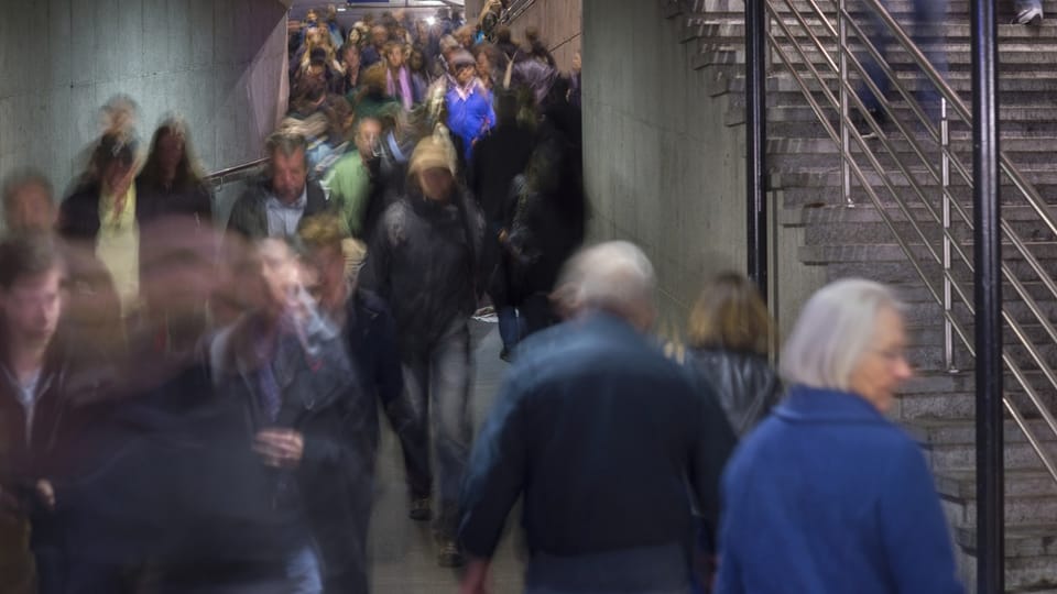 Menschenmenge in einem U-Bahn-Tunnel.