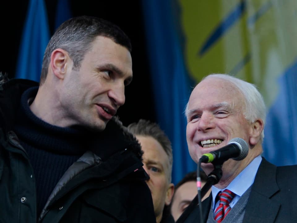 Vitali Klitschko spricht mit John McCain auf der Bühne.