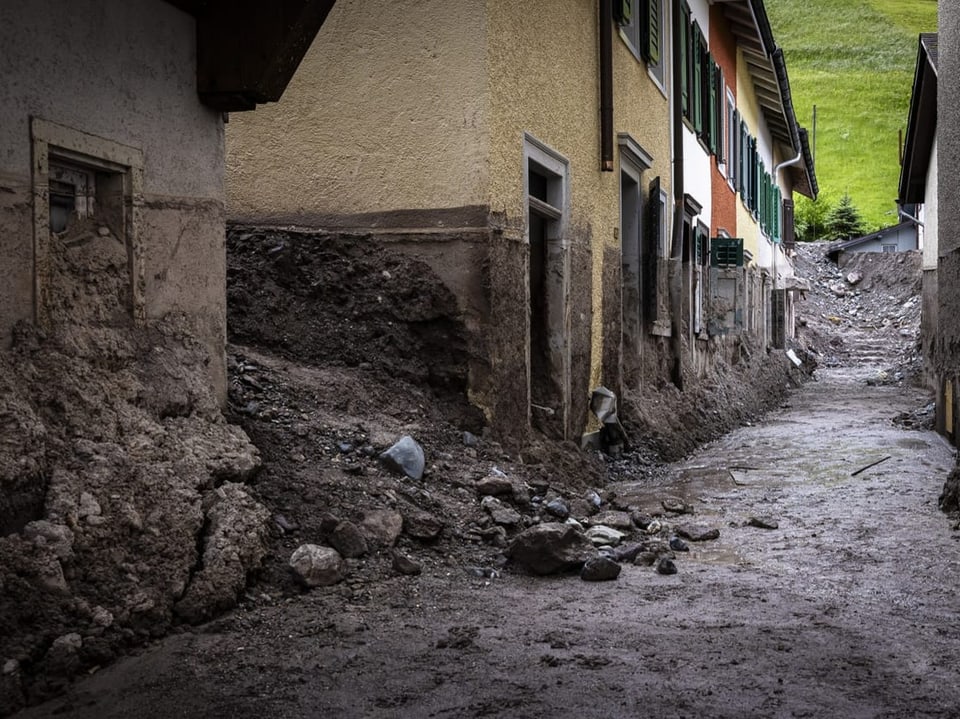 Schlamm- und Geröll zerstörten eine Gasse in Schwanden.