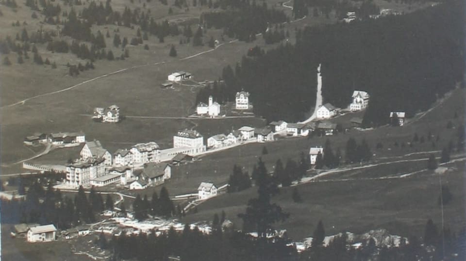 Blick auf Hotels und unbebautes Quartier Clois in Lenzerheide 1922