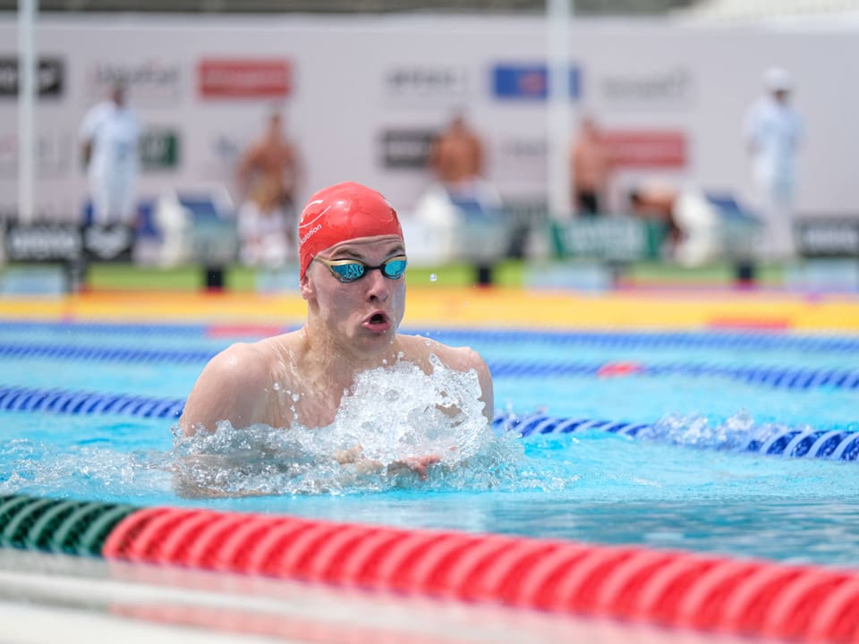 Schwimmer beim Freistilrennen im Pool.