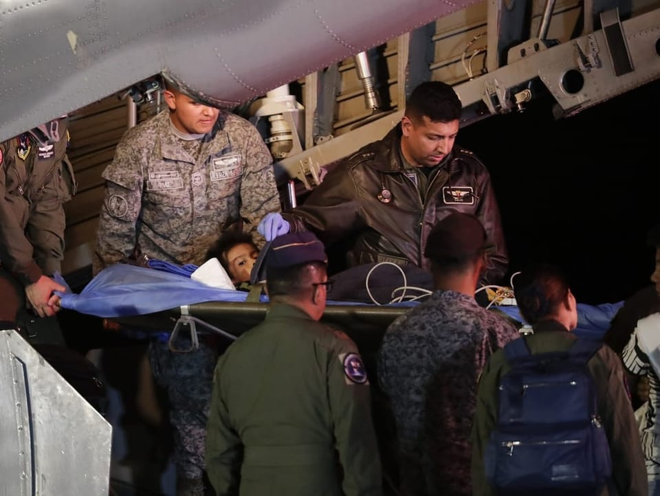 Das Militär transportiert eines der vier indigenen Kinder aus einem Flugzeug.