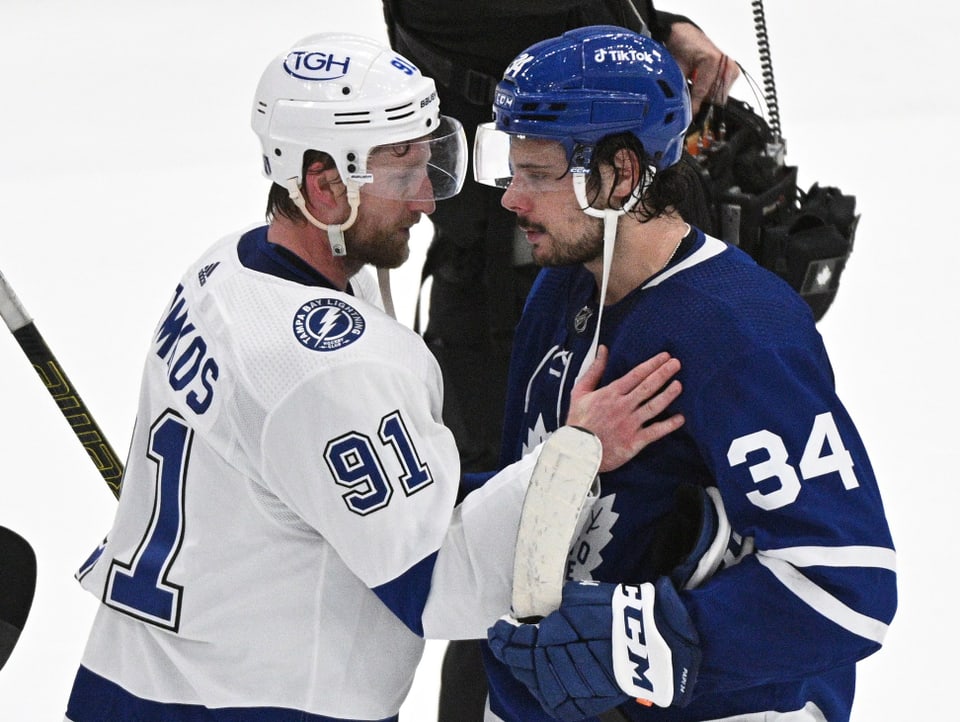 Torontos Austin Matthews gratuliert Tampa Bays Steven Stamkos.