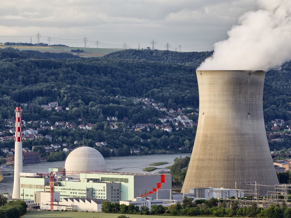 AKW von aussen, im Hintergrund der Rhein