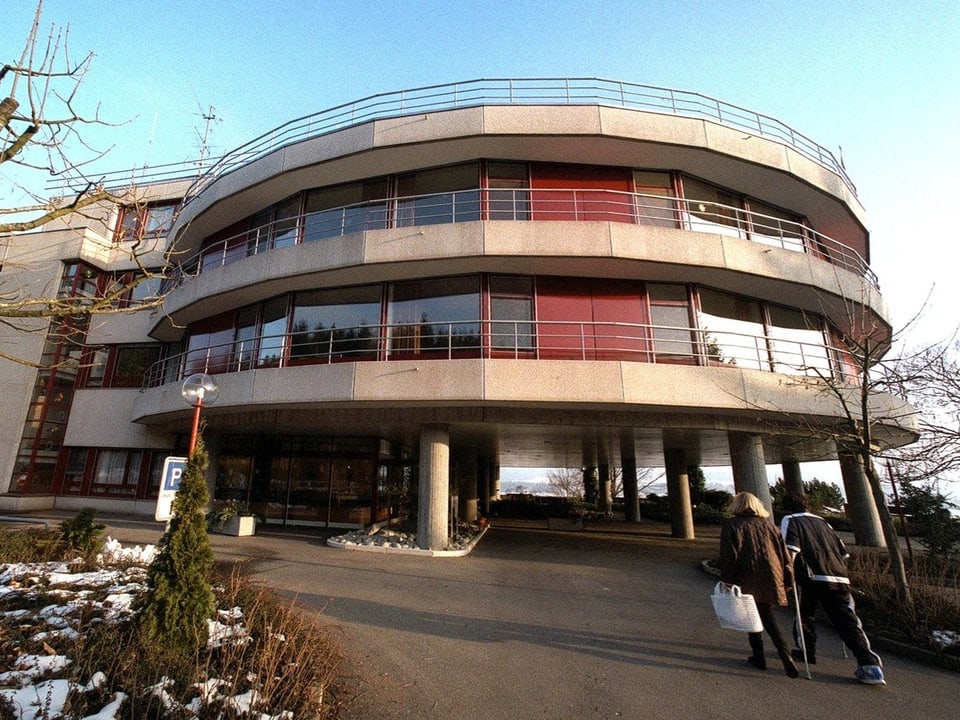 Ein gerundetes Haus mit einem grossen Eingang. 