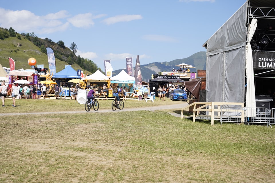 Fahrräder sind dann doch eher ein seltener Anblick am Open Air Lumnezia.