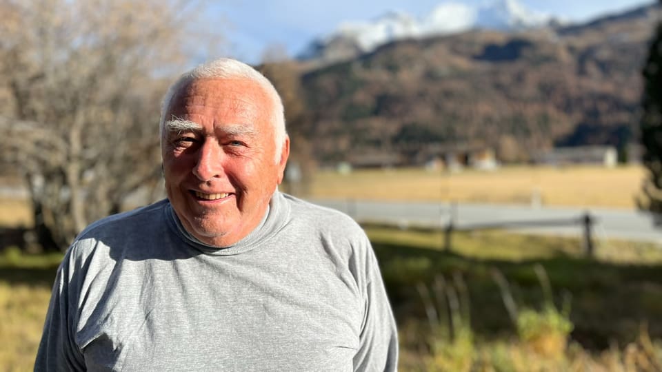 Attilio Bivetti lächelt im Freien vor Bergkulisse.