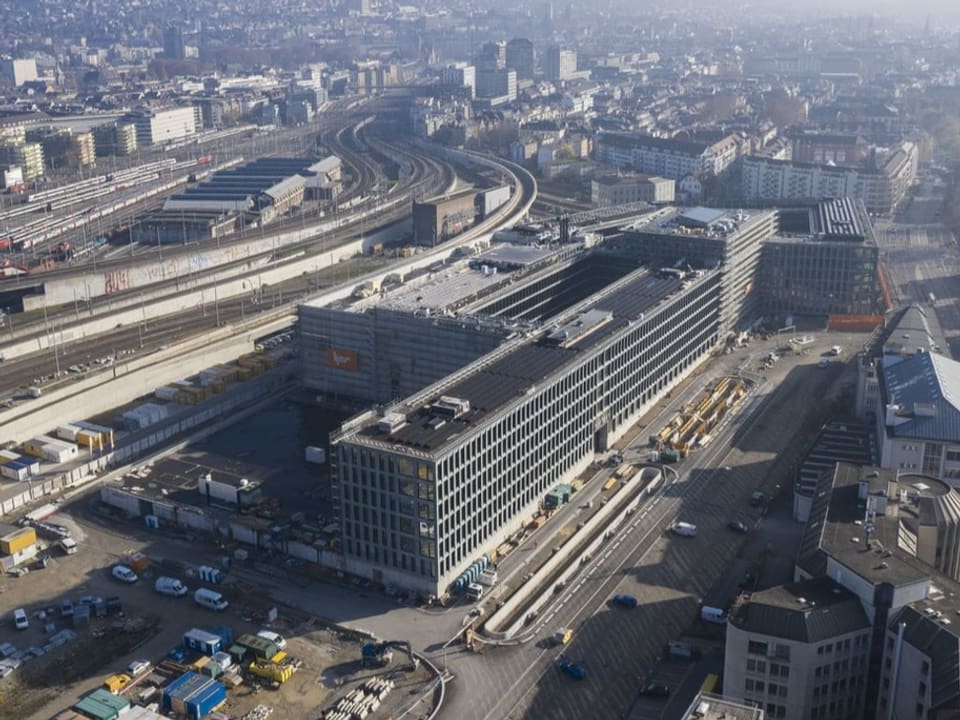 Luftaufnahme des neuen Polizei- und Justizzentrums Zürich während der Bauphase.