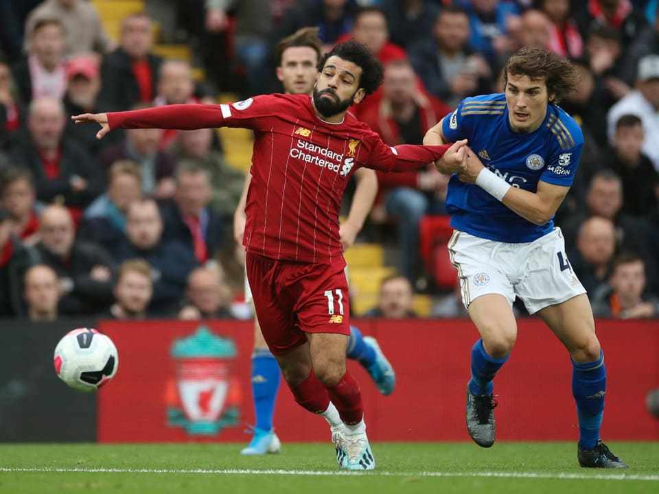 Leicester-Verteidiger Caglar Söyüncü hält Mohamed Salah zurück.