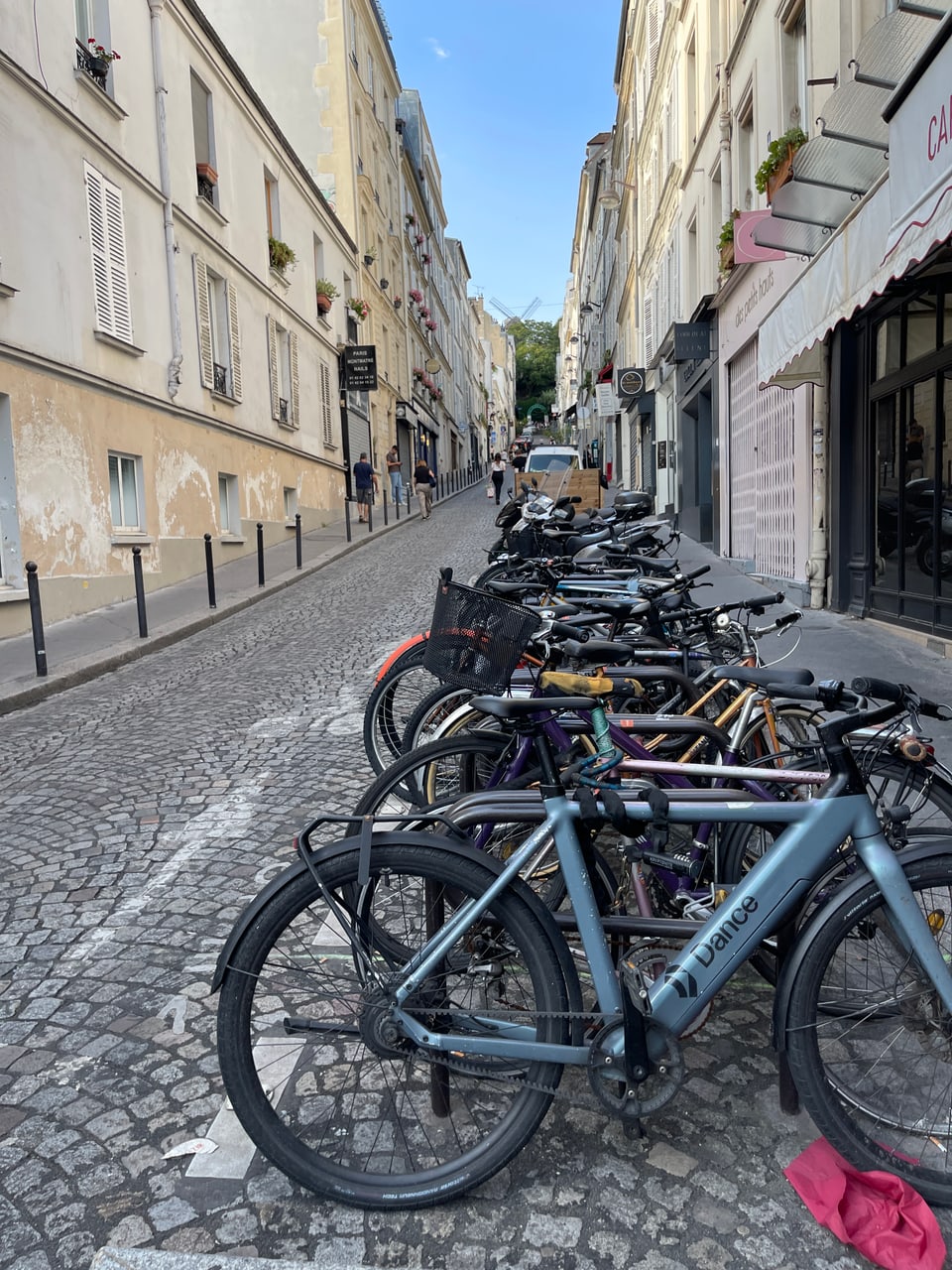 Paris 2024: Fahrräder am Strassenrand