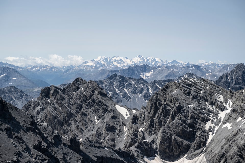 Die Aussicht vom Spitz in Richtung Berninamassiv bietet einen faszinierenden Blick auf die imposanten Gipfel der Region.