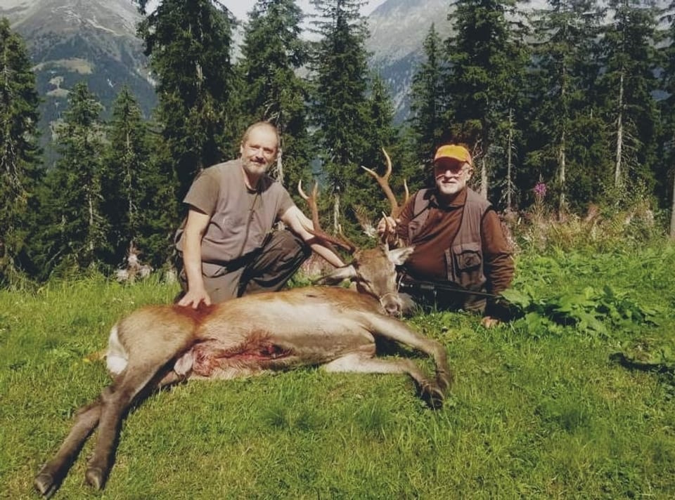 Zwei Jäger mit Hirsch