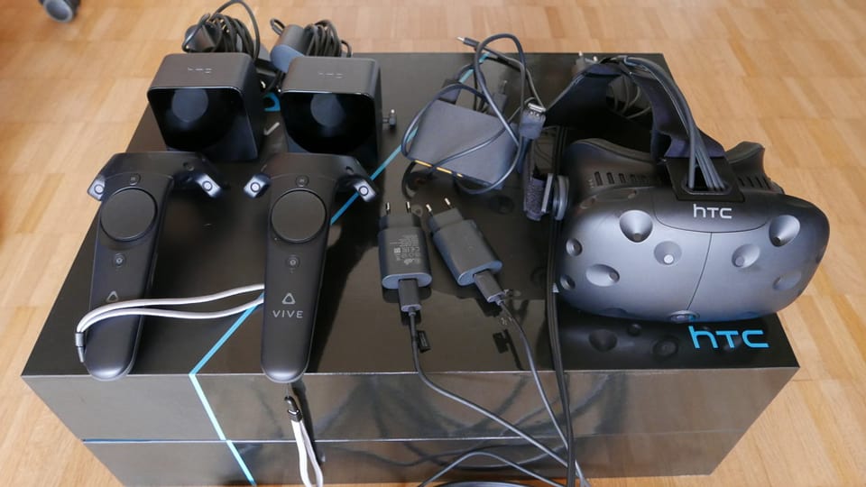 Eine Brille, zwei Sensoren, zwei Controller und einiges an Kabeln kommt aus der HTC Vive Box. 