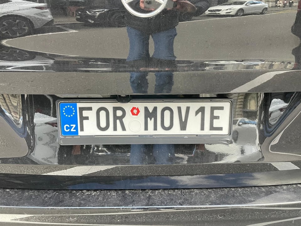 Nummernschild eines Autos mit der Aufschrift 'FOR MOV1E'.