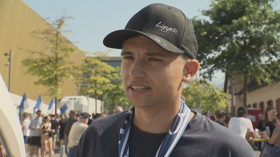 Junger Mann beim FCL-Stadion