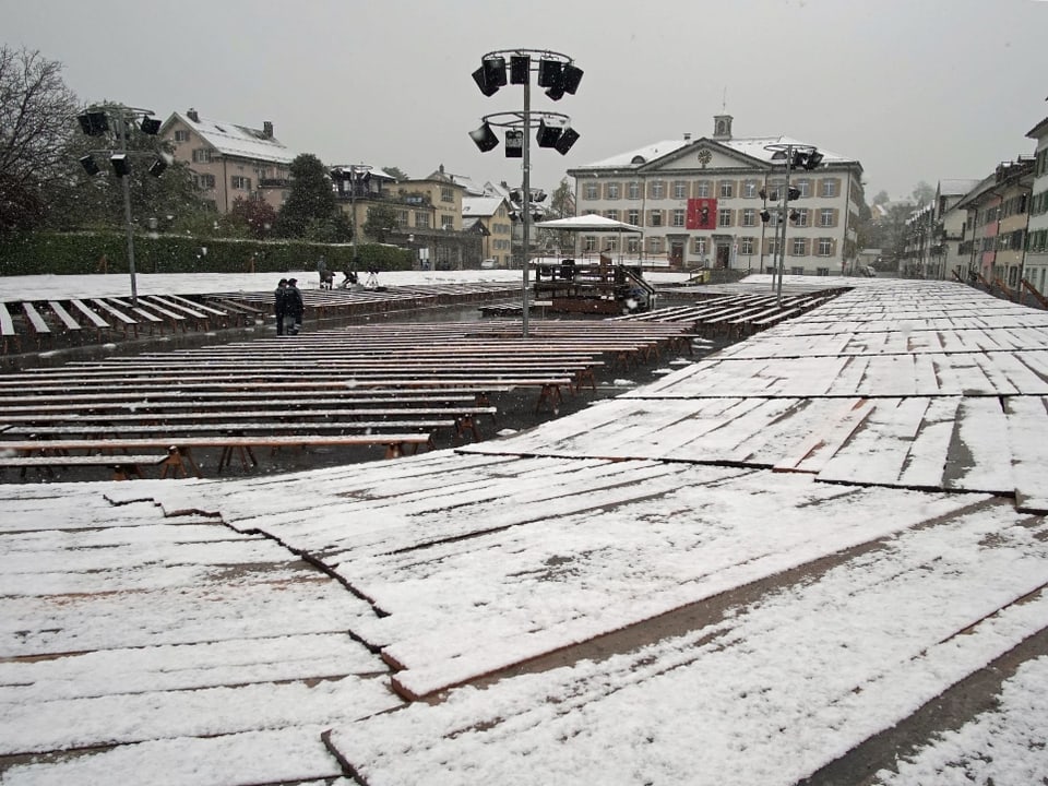 Sitzbänke voll Schnee