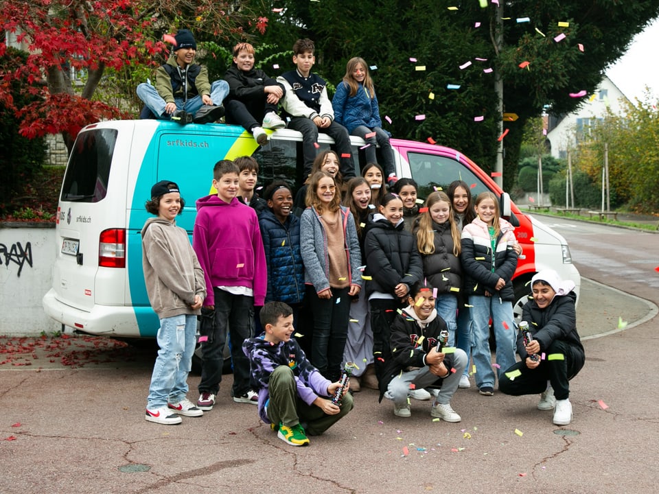 Die Klasse 6A aus Wallisellen vor dem SRF Kids Bus. 