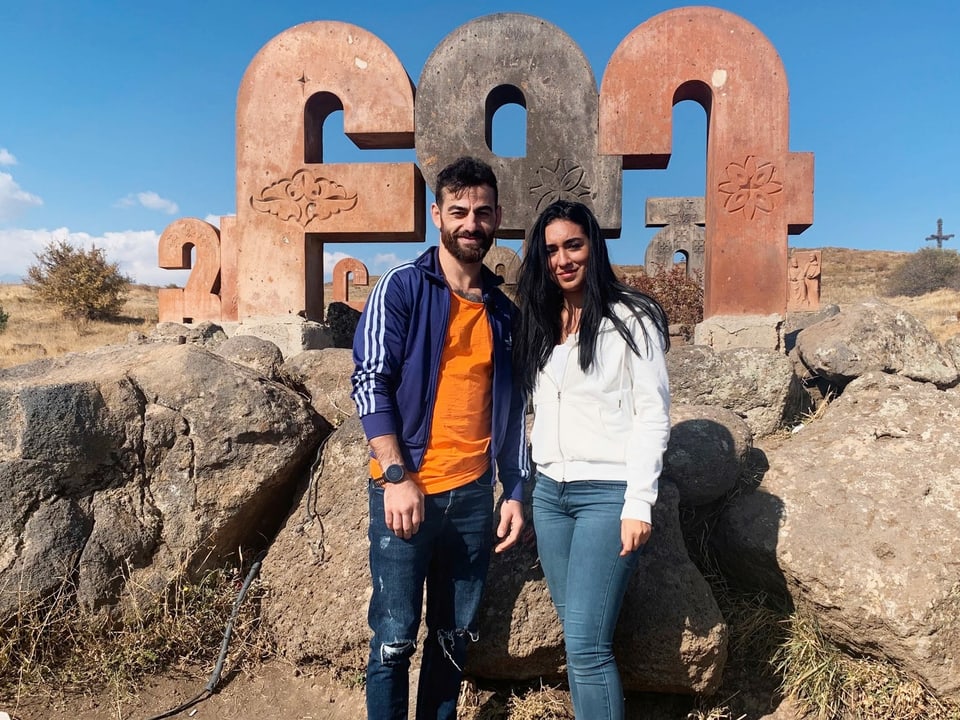 Ando und Giada beim Denkmal des armenischen Alphabets.