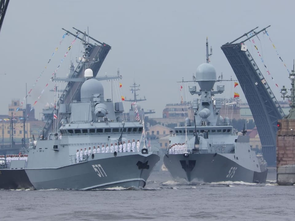 Zwei russischen Kleinraketenschiffe während vor der Parade zum Tag der Marine in Sankt Petersburg.