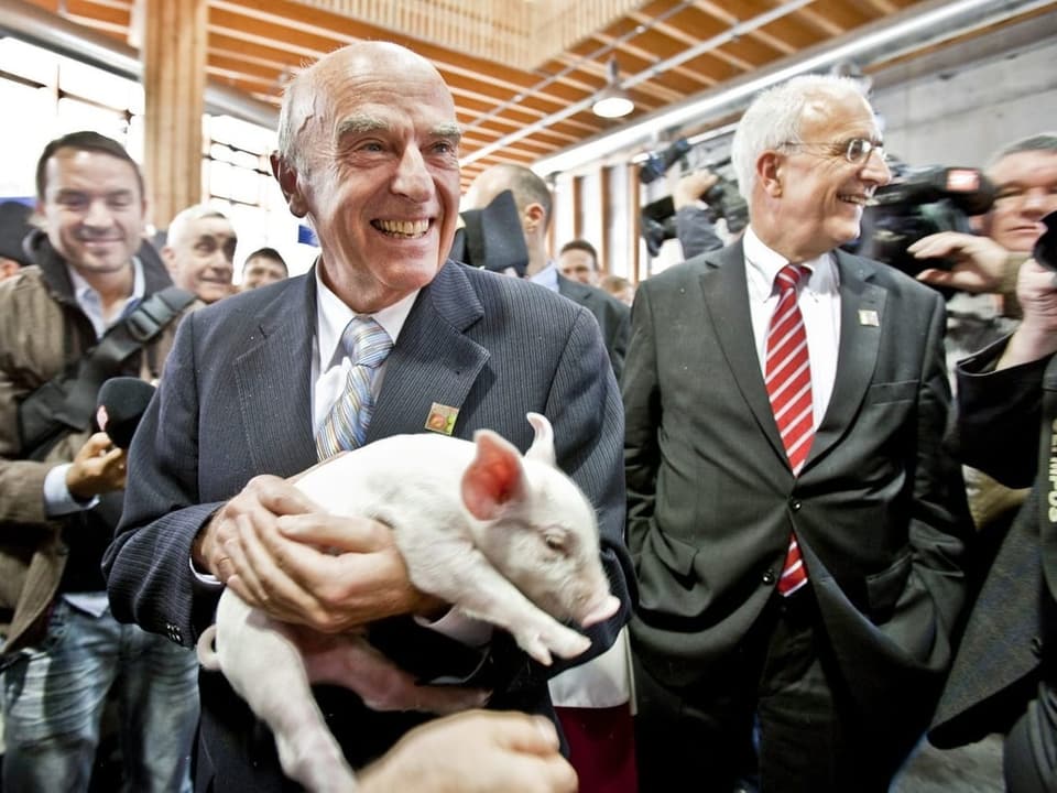 Mann mit Säuli in der Hand