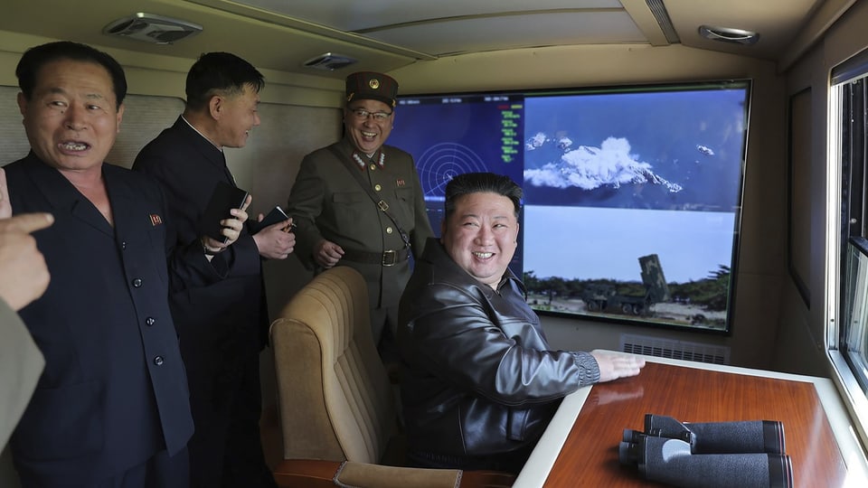Kim Jong-un und Berater bei einem Raketentest