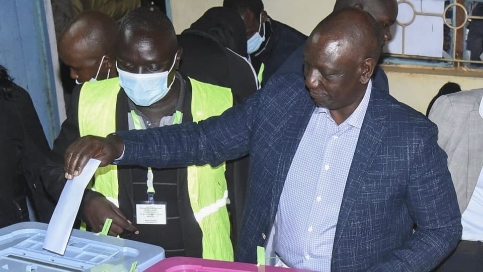 Der 77-jährige Oppositionsführer Raila Odinga gibt seine Stimme in einem Wahllokal in Nairobi ab.