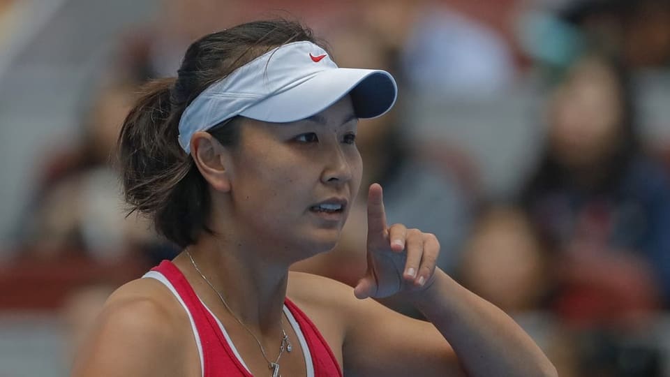 Peng Shuai zeigt bei einem Tennisspieler ihren Zeigefinger.