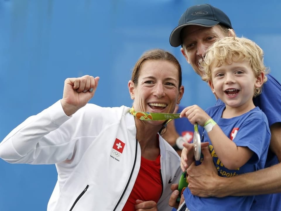 Nicola Spirig mit Mann und Kind beim Silbergewinn in Rio.