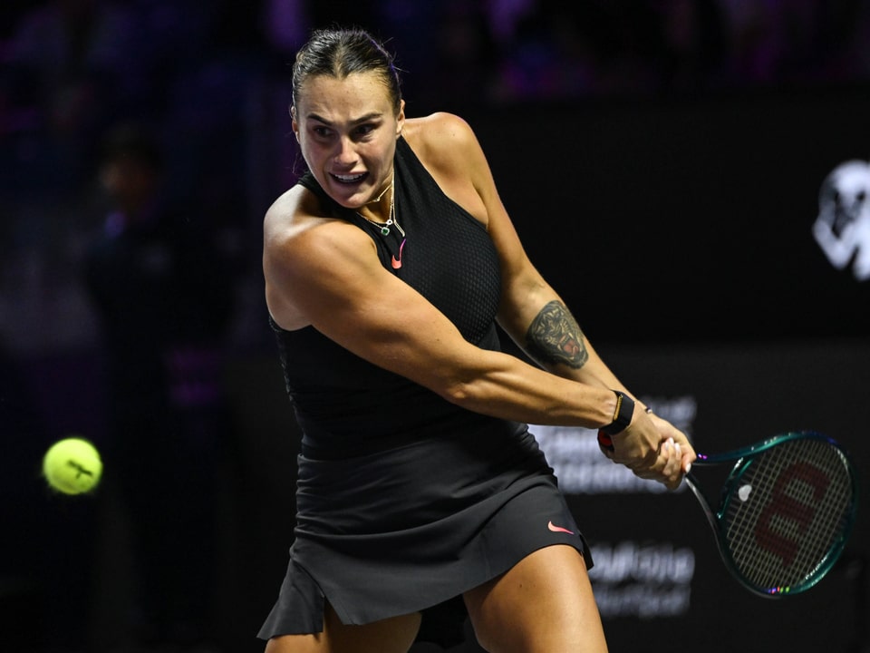 Tennisspielerin beim Rückhandschlag auf dem Platz.