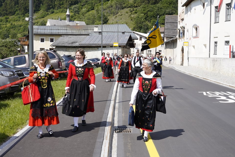 Überall auf den Strassen trifft man Chöre in traditionellen Trachten.