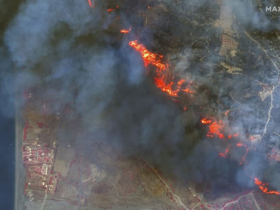 Satellitenaufnahme von Rhodos: Kilometerbreite Feuerwalze kommt auf Dorf zu.