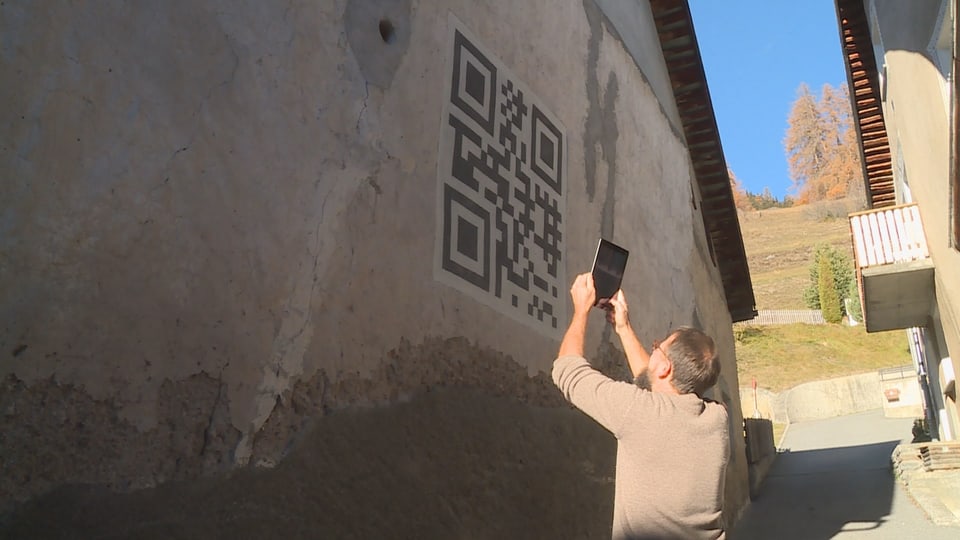 Il QR code en furma da sgrafit vid la fatschada.