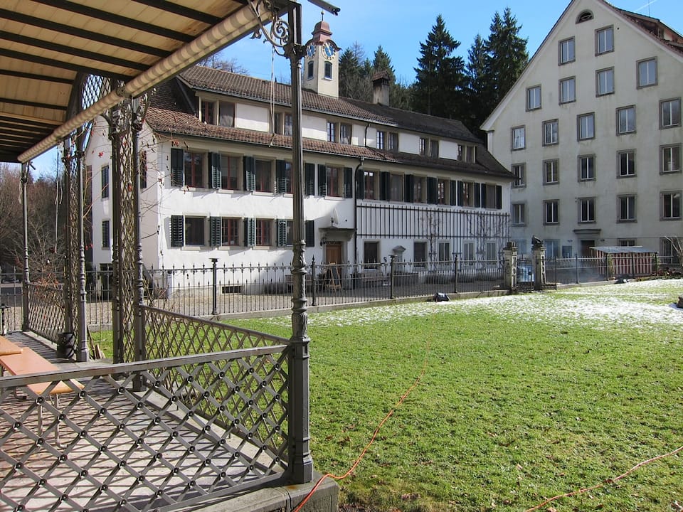 Blick auf das Fabrikantengebäude mit Garten.