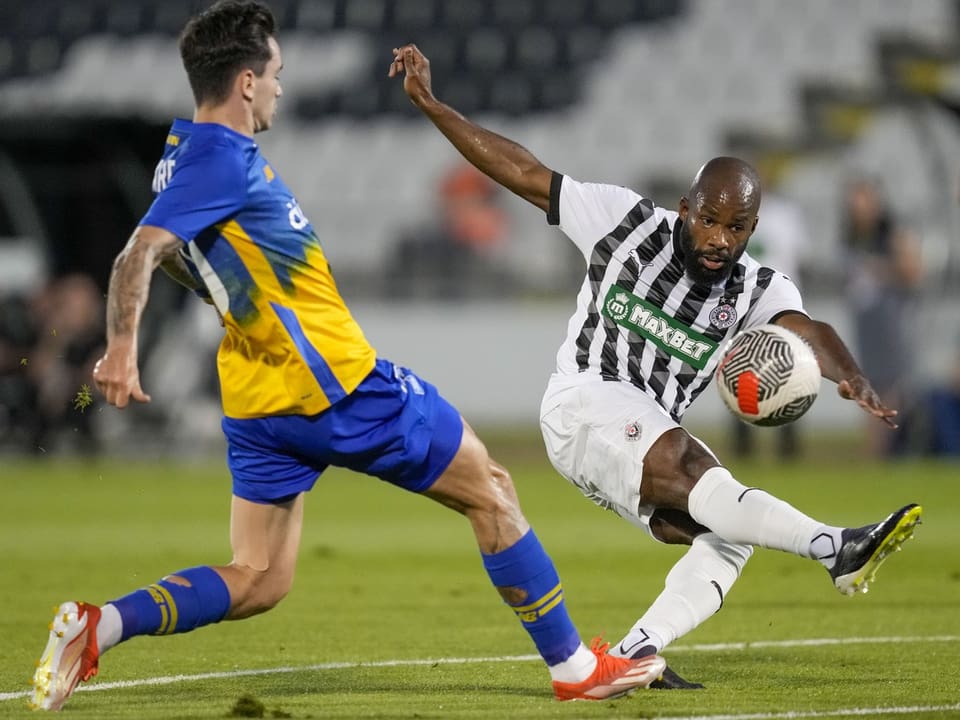 Zwei Fussballspieler im Wettkampf um den Ball auf dem Spielfeld.