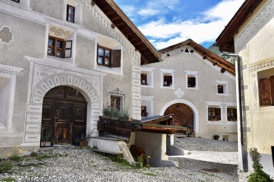  Bräuche und Traditionen in Graubünden: Sgrafittomalerei / sgrafits